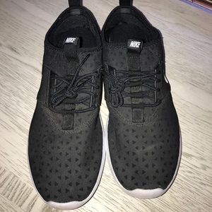 Nike like new size 10